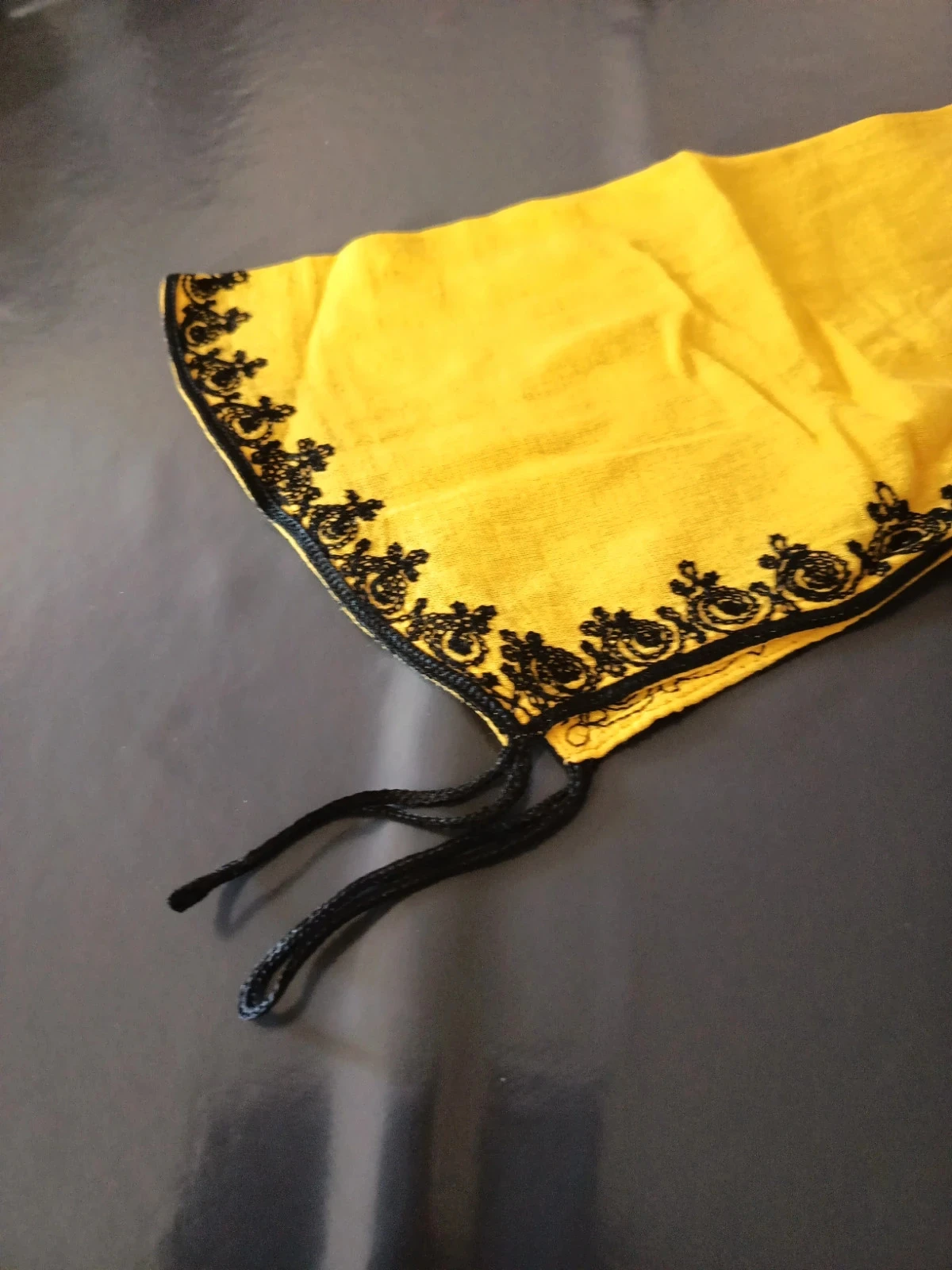 Gele blouse met zwarte borduurwerk – photo 4